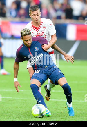 Paris Saint-Germain (PSG) gegen den FC Girondins de Bordeaux im Parc des Princes Stadion mit: 10, Neymar, 12 Nicolas de Préville Wo: Paris, Ile de France, Frankreich Wann: 30 Sep 2017 Credit: ATP/Gromik Thierry/WENN.com Stockfoto