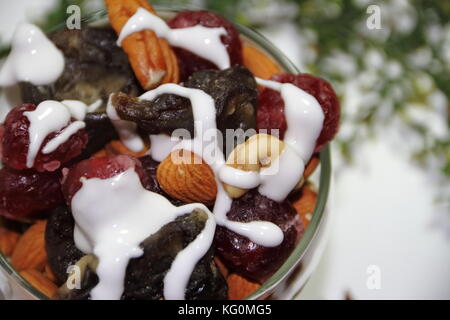 Süßes Brot Weihnachtspudding cin getrocknete und glasierte Früchte und Sekt Getränke Stockfoto