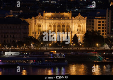 Vigado Concert Hall bei Nacht beleuchtet in Budapest, Ungarn, Donau Waterfront Stockfoto