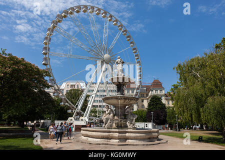 Ungarn, Budapest, Riesenrad namens Budapest Auge und Danubius Brunnen auf Elizabeth Square (Erzsébet tér). Stockfoto