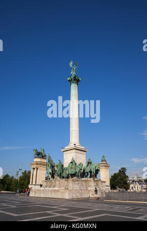 Ungarn, Budapest, Millennium Denkmal am Heldenplatz (Hosok tere), oben in der Spalte mit den Erzengel Gabriel Statue Stockfoto