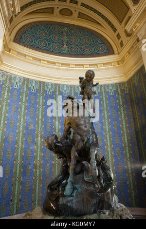 Centaur Statue und Brunnen von Jozsef Rona genannt Angeln Triton in das Thermalbad Szechenyi Bädern Lobby, Budapest, Ungarn Stockfoto