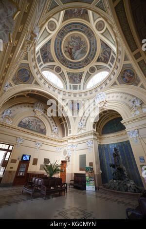 Széchenyi Thermalbad lobby Interieur mit Kuppel und Mosaiken in Budapest, Ungarn, neobarocken Stil Stockfoto