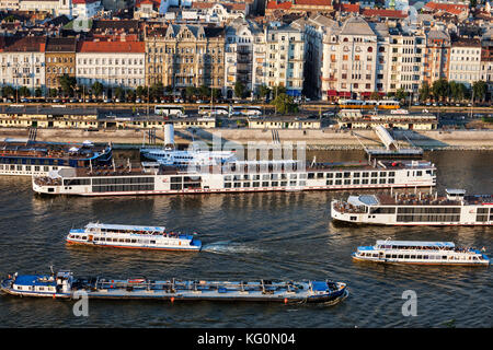 Der Verkehr auf der Donau in Budapest, Ungarn, Sightseeing Kreuzfahrt, Informationsschalter für Boote und Lastkahn, historischen Wohnhäusern und Wohnanlagen in Pe Stockfoto