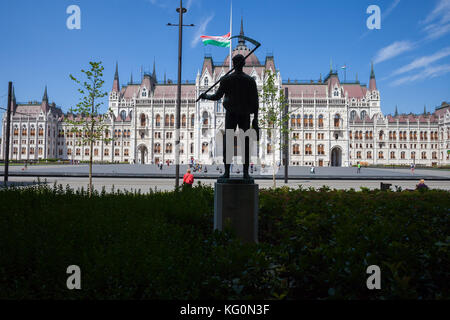 Ungarn, Budapest, ungarischen Parlament mit Statue Silhouette eines Bauern mit der Sense vor Ministerium für Landwirtschaft Stockfoto