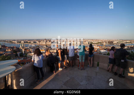 Gruppe von Touristen auf Fisherman's Bastion sicht Terrasse mit Blick auf die Stadt Budapest in Ungarn, Europa, Sonnenuntergang Stadtbild Blick vom Castle Hill Stockfoto