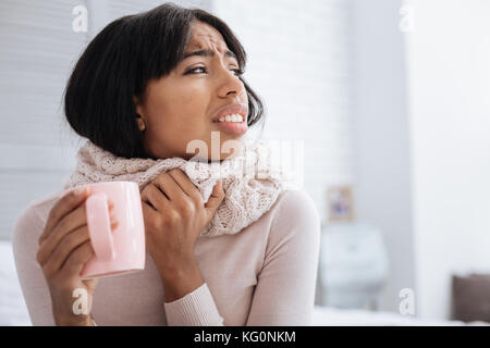 Sehr schlechter Tag für eine kranke junge Frau Stockfoto