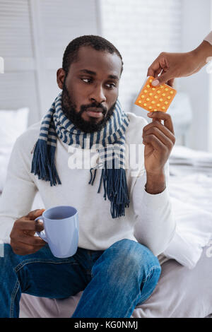 Unemotional müde Mann seine Pillen erhalten Stockfoto