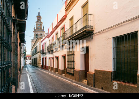 Traditionelle Straße von Carmona, ein weißes Dorf der Provinz Sevilla, Spanien. Stockfoto