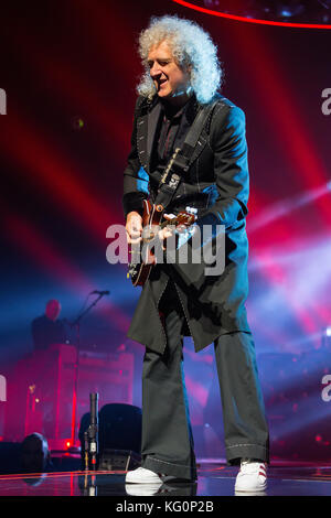 Gitarrist Brian May der britischen Gruppe Queen führt während des Konzertes in Prag, Tschechische Republik, Mittwoch, 1. Oktober 2017. (CTK Photo/Michal Okla Stockfoto