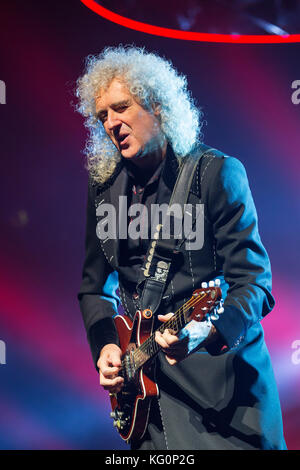 Gitarrist Brian May der britischen Gruppe Queen führt während des Konzertes in Prag, Tschechische Republik, Mittwoch, 1. Oktober 2017. (CTK Photo/Michal Okla Stockfoto