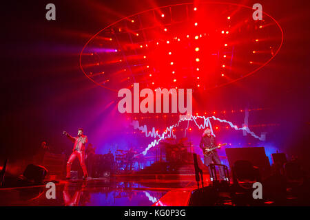 Sänger Adam Lambert, Links, und Gitarrist Brian May der britischen Gruppe Queen während des Konzert in Prag, Tschechische Republik, Mittwoch, 1. Oktober Stockfoto