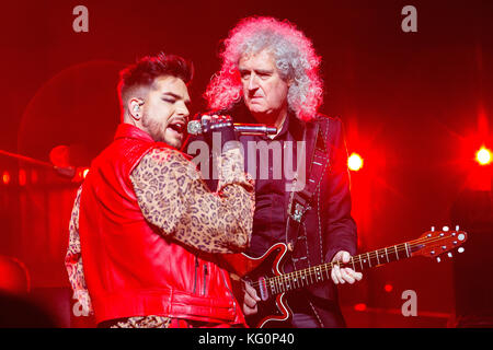 Sänger Adam Lambert, Links, und Gitarrist Brian May der britischen Gruppe Queen während des Konzert in Prag, Tschechische Republik, Mittwoch, 1. Oktober Stockfoto
