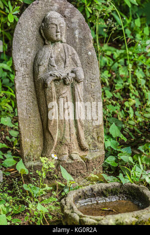 Yakuyoke Jizo Tombstone, eine Hütergottheit der Kinder, im Jahr 1766, an der Nihon Minkaen Folk House Museum, Kawasaki City, Kanagawa, Japan Stockfoto