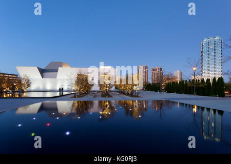 Toronto, Kanada - 19. Okt. 2017: Außenansicht des Aga Khan Museum bei Nacht. Toronto, Kanada Stockfoto