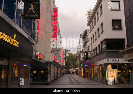 Köln, Deutschland - 29. Oktober 2017: Kölner Fußgängerzone Stockfoto