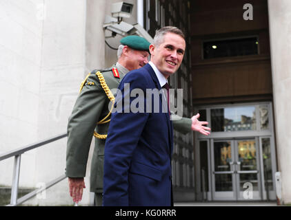 Stellvertretender Leiter des Verteidigungsstabs, General Sir Gordon Messenger, Begrüßt Gavin Williamson vor dem Londoner Verteidigungsministerium, nachdem er nach dem Rücktritt von Sir Michael Fallon zum neuen Verteidigungsminister ernannt wurde, der zugab, dass sein Verhalten in dieser Rolle "unter die hohen Standards gefallen war". Stockfoto