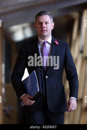 Derek Mackay, Kabinettsekretär für Finanzen und Verfassung, kommt vor den Fragen des Ersten Ministers im schottischen Parlament in Edinburgh an. Stockfoto