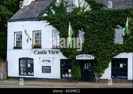 Chepstow, eine kleine Stadt in Monmouthshire Wales, an der Grenze mit Blick auf das Schloss, Hotel Stockfoto