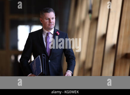 Derek Mackay, Kabinettsekretär für Finanzen und Verfassung, kommt vor den Fragen des Ersten Ministers im schottischen Parlament in Edinburgh an. Stockfoto