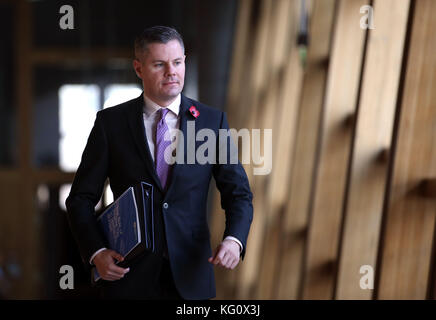 Derek Mackay, Kabinettsekretär für Finanzen und Verfassung, kommt vor den Fragen des Ersten Ministers im schottischen Parlament in Edinburgh an. Stockfoto