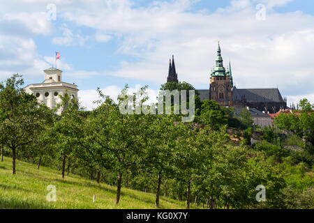 Glorietta Pavillon an der US-Botschaft Prag mit St. Veit Kathedrale Stockfoto