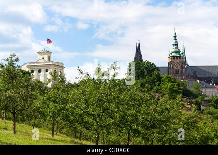 Glorietta Pavillon an der US-Botschaft Prag mit St. Veit Kathedrale Stockfoto