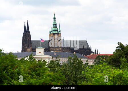 Glorietta Pavillon an der US-Botschaft Prag mit St. Veit Kathedrale Stockfoto