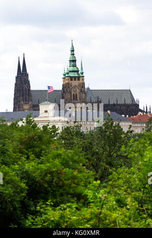 Glorietta Pavillon an der US-Botschaft Prag mit St. Veit Kathedrale Stockfoto