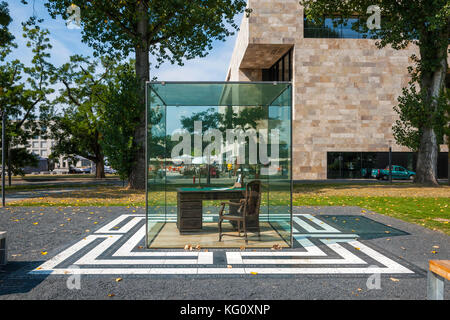 Frankfurt am Main, Hessen, Deutschland: Adorno-Denkmal auf dem Campus Westend der Johann Wolfgang Goethe Universität Stockfoto