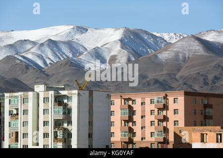 Mongolische Stadt, Häuser und Berge, Bajan - olgii Provinz der Mongolei. Stockfoto