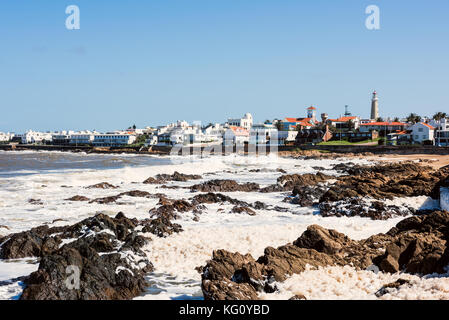 Alte Halbinsel mit Leuchtturm und blauen historischen Kirche in Punta del Este, Maldonado, Uruguay Stockfoto