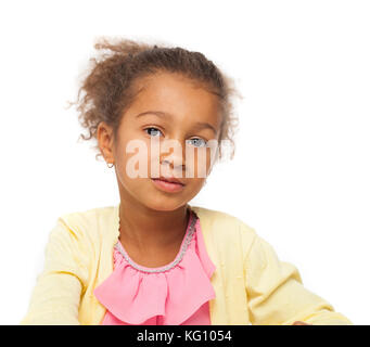 Nahaufnahme, Porträt eines kleinen afrikanischen Mädchens mit Afro Frisur auf weißem Hintergrund Stockfoto