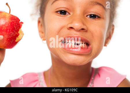 Сalfs Zähne, Porträt einer hübschen kleinen Mädchen mit einem roten Apfel auf weißem Hintergrund Stockfoto