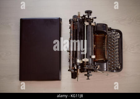 Die Schreibmaschine und Computer, die Zeiten und Fortschritt. Die Aussicht von oben Stockfoto