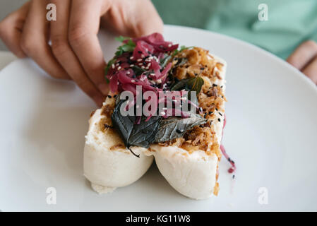 Nahaufnahme Foto von einem traditionellen Bao gedämpfte Brötchen mit Schweinefleisch fillin Stockfoto