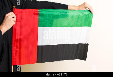 Frau in abaya Holding die Vereinigten Arabischen Emirate Flagge Stockfoto