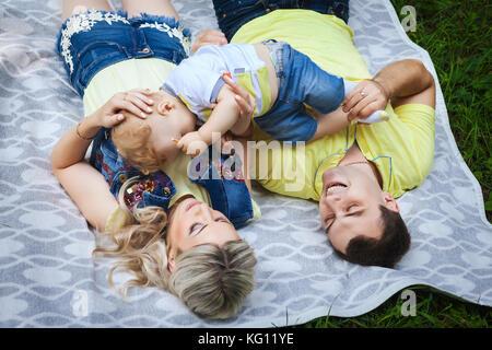 Happy Family im Park Ruhe Stockfoto