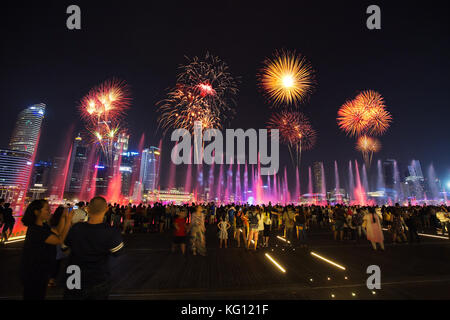Singapur - 19.August 2017: Touristen besuchen SPECTRA - Licht & Wasser zeigen Marina Bay Sands in Singapur Stockfoto