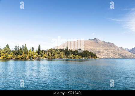 Lake Wakatipu in Queenstown an einem sonnigen Sommertag in Neuseeland Stockfoto