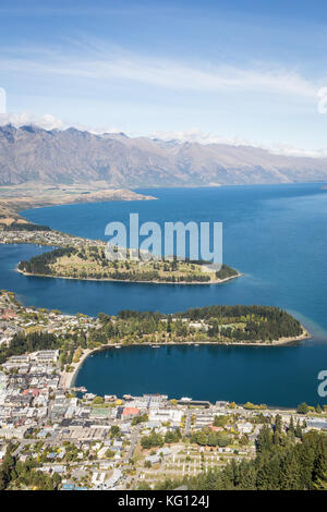 Luftaufnahme von Queenstown Stadtzentrum und dem queentown Bucht am See wakatiputhe in Otago Region Neuseelands Südinsel. Stockfoto