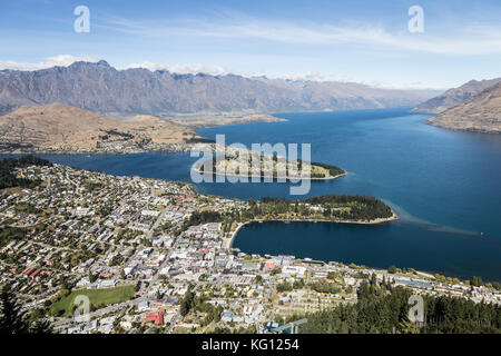 Luftaufnahme von Queenstown Stadtzentrum und dem queentown Bucht am See wakatiputhe in Otago Region Neuseelands Südinsel. Stockfoto