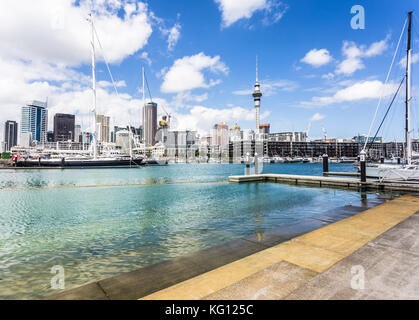 Ein Blick von der Wynyard Bezirk auf dem Viadukt Yachthafen in Auckland mit dem Financial District im Hintergrund in Neuseelands größte Stadt. Stockfoto