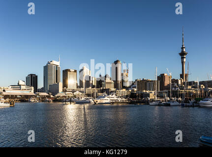 Sonnenuntergang über dem Auckland Finanzviertel und der Sky Tower in Neuseelands größte Stadt. Stockfoto