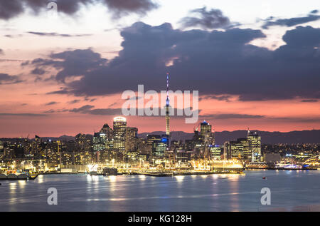 Einen atemberaubenden Sonnenuntergang über dem Auckland Bankenviertel Skyline aus der Sicht in Davenport in Neuseeland Stockfoto