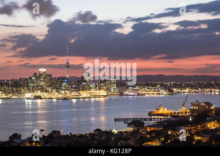 Einen atemberaubenden Sonnenuntergang über dem Auckland Bankenviertel Skyline aus der Sicht in Davenport in Neuseeland Stockfoto