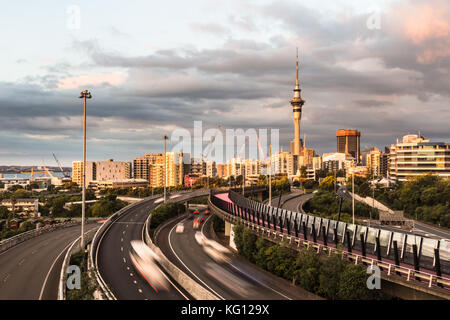 Autos entlang der Spaghetti Kreuzung von verschiedenen Autobahnen in Auckland, Neuseelands größte Stadt nach Sonnenuntergang. lange Belichtung zu erhalten Bewegung verwischt. Stockfoto