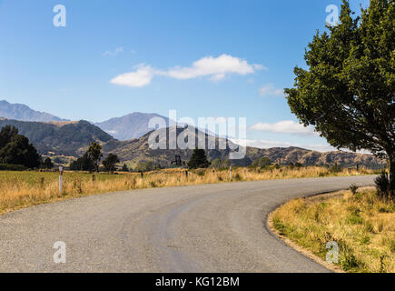 Auf dem Schotter Landschaft zwischen dem See monowai und der Südküste Neuseelands Südinsel. Stockfoto