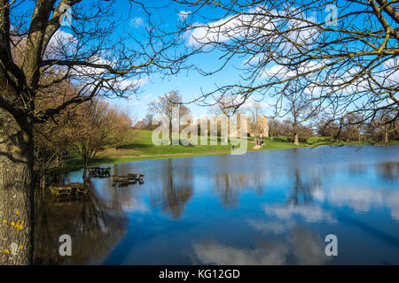 Bodiam Castle Überschwemmung ist ein Spiegel für den Himmel. das tiefe Blau der Himmel nach intensiven Regenfällen im Wasser widerspiegelt. Schönheit in der Natur. Stockfoto