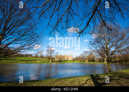 Die Flutung von Bodiam Castle macht einen Spiegel zum Himmel. Das tiefe Blau des klaren Himmels nach intensiven Regenfällen spiegelt sich im Wasser wieder. Schönheit in der Natur. Stockfoto